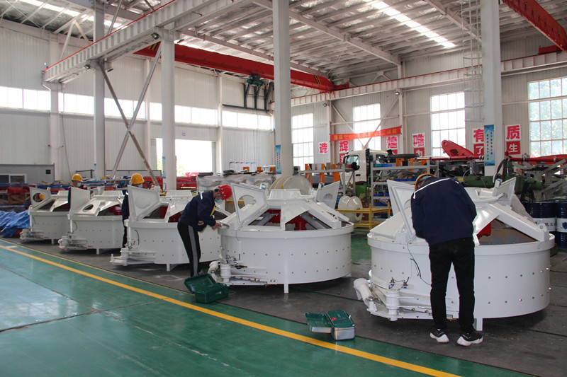 科尼樂(lè)機(jī)械工人認(rèn)真工作中 科尼樂(lè)機(jī)械工人認(rèn)真工作中